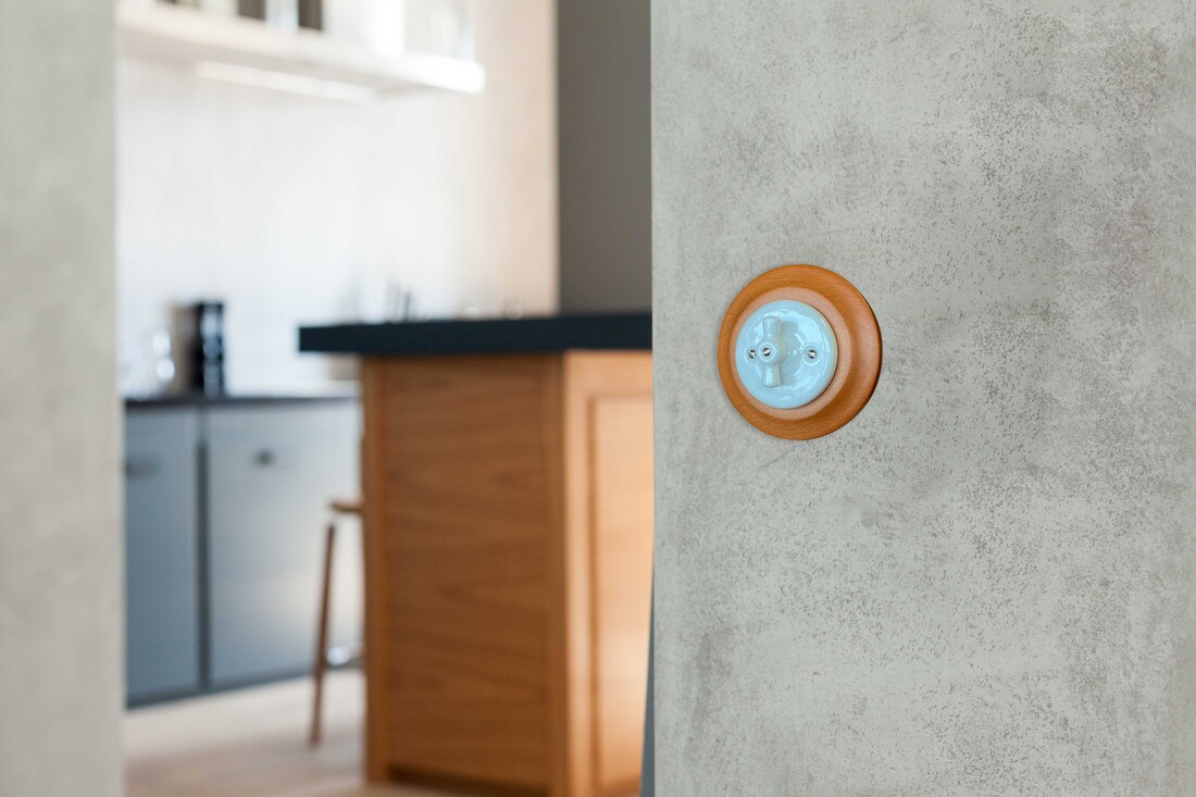 cAJA DE DISTRIBUCION DE SUPERFICIE MADERA F-BRIGHT       